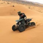 Gara nel deserto con il quad. Percorso difficile e pericoloso con salti